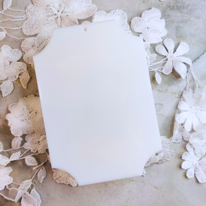 Duży Tag z białej pleksi TAG03