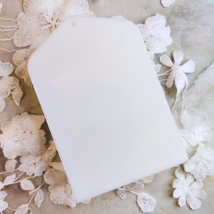 Duży Tag z białej pleksi TAG04