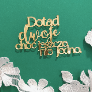 Napis DOTĄD DWOJE CHOĆ JESZCZE NIE JEDNO złota pleksi PLS10