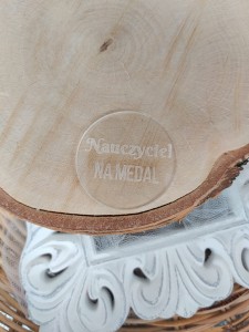 Napis grawerowany NAUCZYCIEL NA MEDAL przeźroczysta pleksi 
