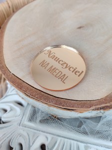 Napis grawerowany NAUCZYCIEL NA MEDAL złota pleksi