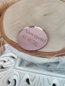 Napis grawerowany NAUCZYCIEL NA MEDAL różowe złoto pleksi