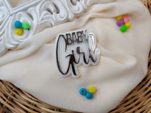Napis BABY GIRL srebrna pleksi plus biała podkładka SD02