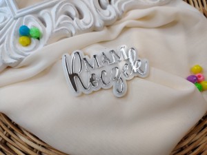 Napis MAM ROCZEK srebrna pleksi plus biała podkładka SD19