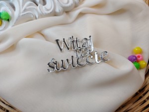 Napis WITAJ NA ŚWIECIE srebrna pleksi SD27