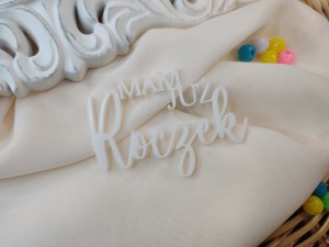 Napis MAM JUŻ ROCZEK biała pleksi SD36