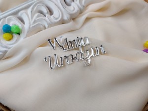 Napis W DNIU URODZIN srebrna pleksi SD48