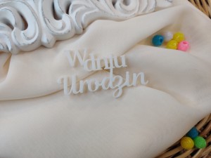 Napis W DNIU URODZIN biała pleksi SD50