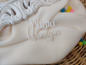 Napis W DNIU URODZIN biała pleksi SD52