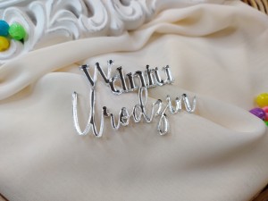 Napis W DNIU URODZIN srebrna pleksi SD54