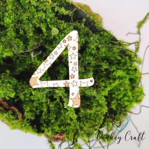 Tekturka Cyfra cztery - 4 - z gwiazdkami grawerowana C04