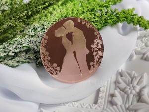 Młoda Para  grawer na pleksi RÓŻOWE LUSTRO SL49