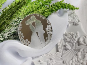 Młoda Para grawer na pleksi SREBRO SL59