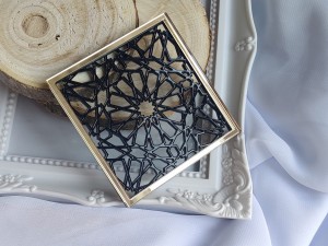 Tło kwadrat 3 CZARNA pleksi plus ZŁOTA ramka  MM134