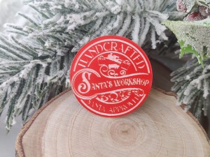 Znaczek Santa's Workshop CZERWONY laminat  ZM44