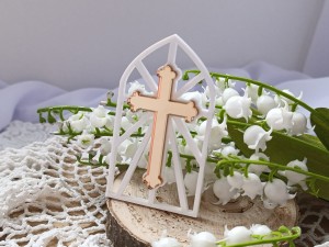 Okno biała pleksi z krzyżem złota pleksi PP16