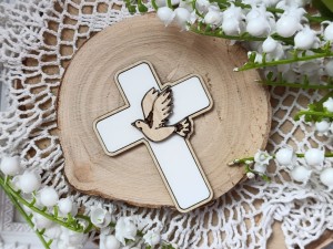 Krzyż z gołąbkiem biała pleksi ramka HDF klon PP29