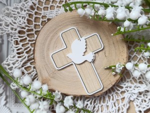 Krzyż z gołąbkiem HDF klon ramka biała pleksi PP31