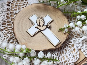 Krzyż 2 z gołąbkiem biała pleksi ramka HDF klon PP30