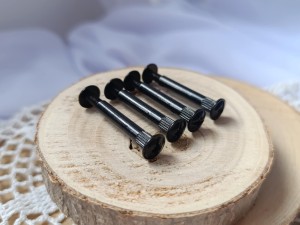 Śrubki czarne do baz HDF z szybką WIĘKSZY DYSTANS  3 lub 4 sztuki (1)